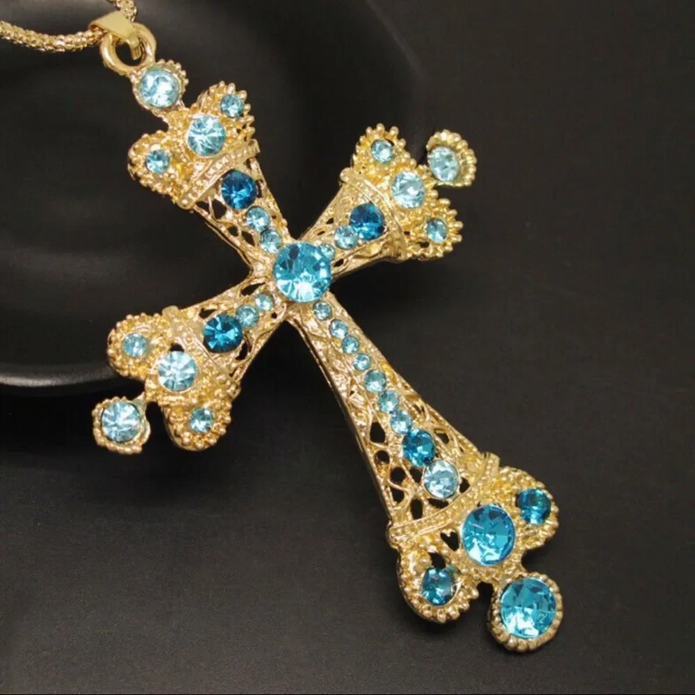 ✨ Betsey Johnson stunning crystal embellished cross necklace/pendant ✨